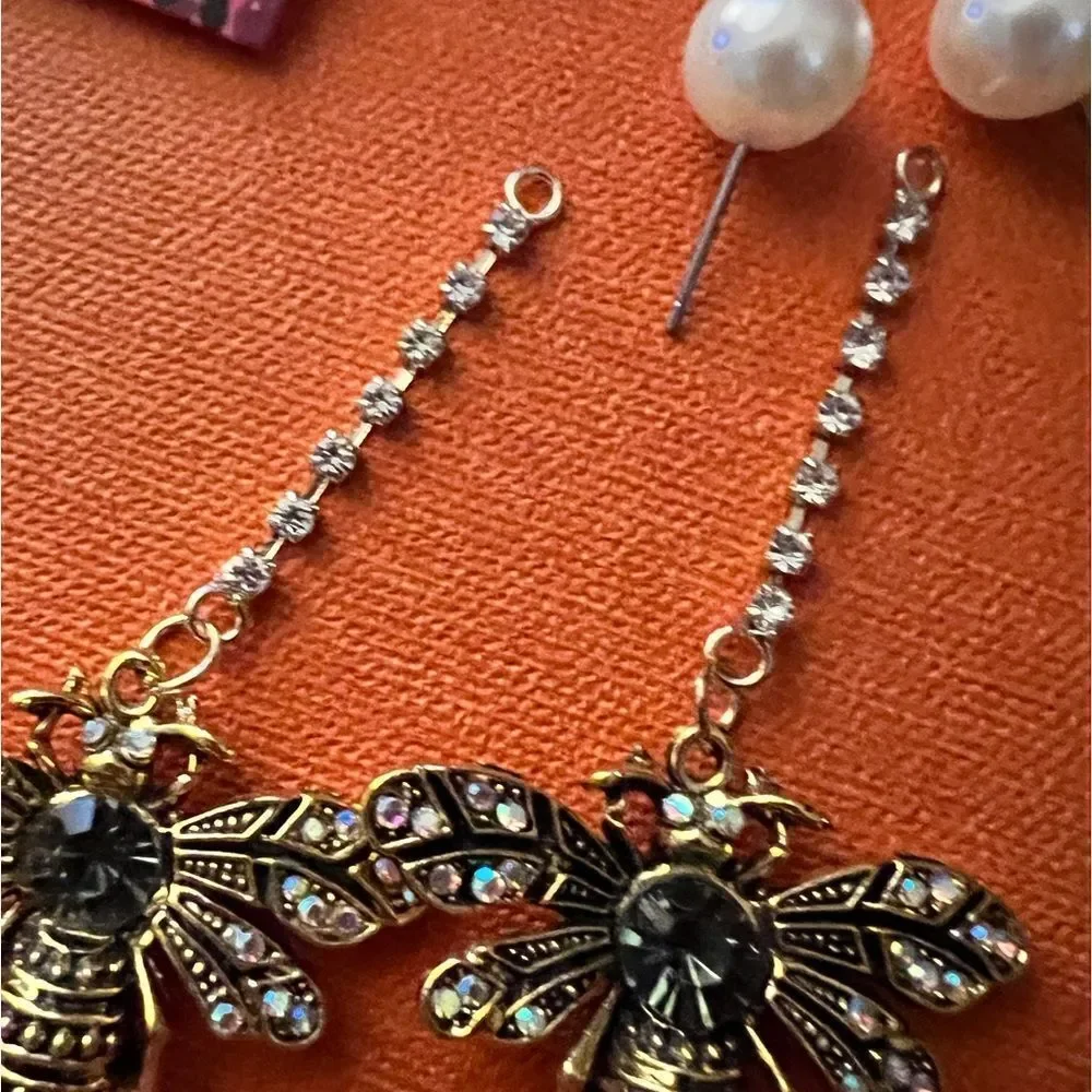 🐝 Betsey Johnson stunning & unique honey bee sparkling dangle earrings 🐝 - Picture 7 of 8